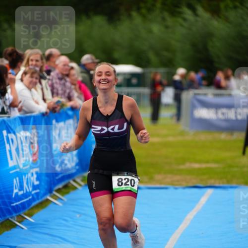 30.08.2026 - Elbe Triathlon Hamburg LAZAROV Photography http://msf.ph/oto/10066742 30.08.2026 12:19:57 Ziel 820 meine-sportfotos.de