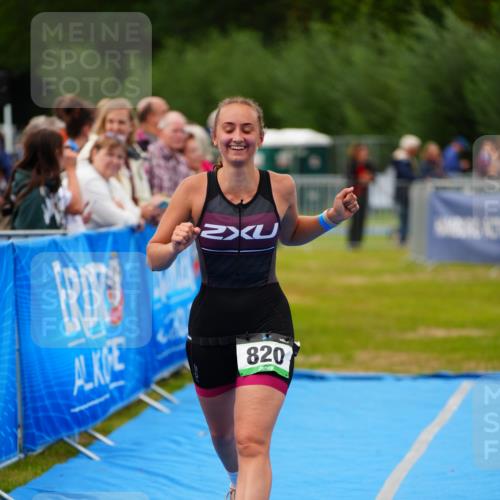 30.08.2026 - Elbe Triathlon Hamburg LAZAROV Photography http://msf.ph/oto/10066744 30.08.2026 12:19:58 Ziel 820 meine-sportfotos.de