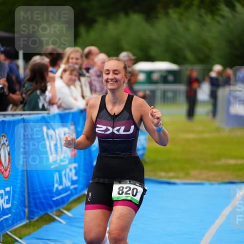 30.08.2026 - Elbe Triathlon Hamburg LAZAROV Photography http://msf.ph/oto/10066747 30.08.2026 12:19:58 Ziel 820 meine-sportfotos.de