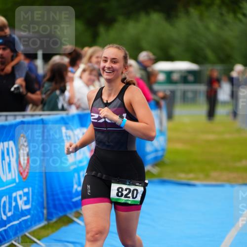 30.08.2026 - Elbe Triathlon Hamburg LAZAROV Photography http://msf.ph/oto/10066751 30.08.2026 12:19:58 Ziel 820 meine-sportfotos.de