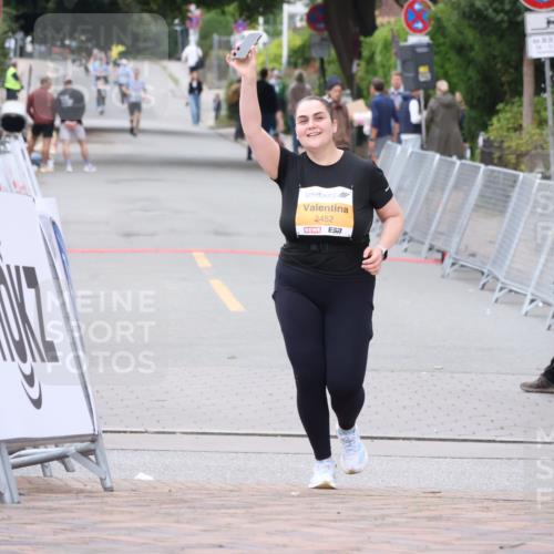 30.08.2026 - Blankeneser Heldenlauf Lena Gebhardt http://msf.ph/oto/10066949 30.08.2026 12:59:55 Ziel  meine-sportfotos.de