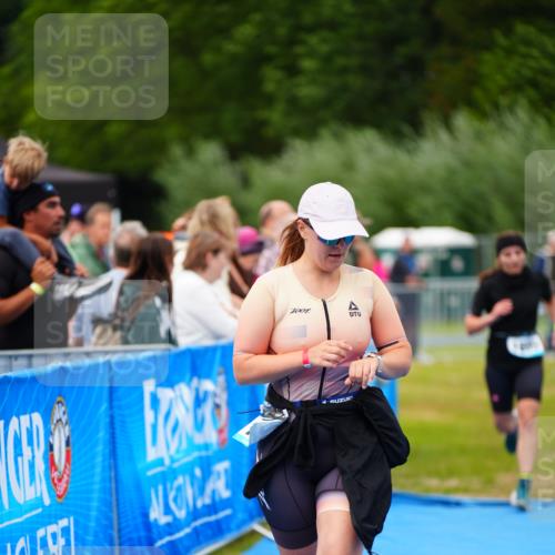 30.08.2026 - Elbe Triathlon Hamburg LAZAROV Photography http://msf.ph/oto/10066953 30.08.2026 12:21:14 Ziel 1600 meine-sportfotos.de