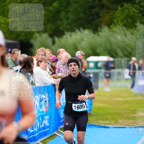 30.08.2026 - Elbe Triathlon Hamburg LAZAROV Photography http://msf.ph/oto/10066973 30.08.2026 12:21:16 Ziel 1600 meine-sportfotos.de