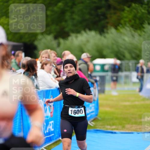 30.08.2026 - Elbe Triathlon Hamburg LAZAROV Photography http://msf.ph/oto/10066976 30.08.2026 12:21:16 Ziel 1600 meine-sportfotos.de