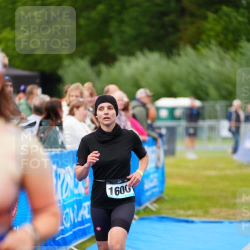 30.08.2026 - Elbe Triathlon Hamburg LAZAROV Photography http://msf.ph/oto/10066980 30.08.2026 12:21:17 Ziel 1600 meine-sportfotos.de