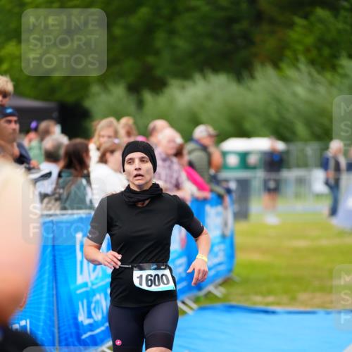 30.08.2026 - Elbe Triathlon Hamburg LAZAROV Photography http://msf.ph/oto/10066982 30.08.2026 12:21:17 Ziel 1600 meine-sportfotos.de