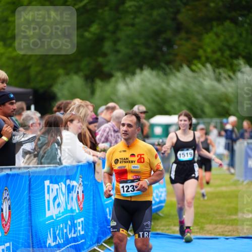 30.08.2026 - Elbe Triathlon Hamburg LAZAROV Photography http://msf.ph/oto/10067002 30.08.2026 12:21:43 Ziel 1235, 1519, 1546 meine-sportfotos.de