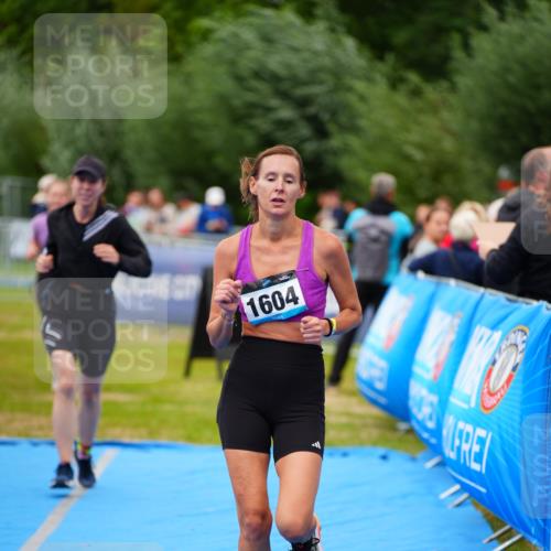 30.08.2026 - Elbe Triathlon Hamburg LAZAROV Photography http://msf.ph/oto/10067157 30.08.2026 12:22:10 Ziel 1408, 1604, 1613 meine-sportfotos.de