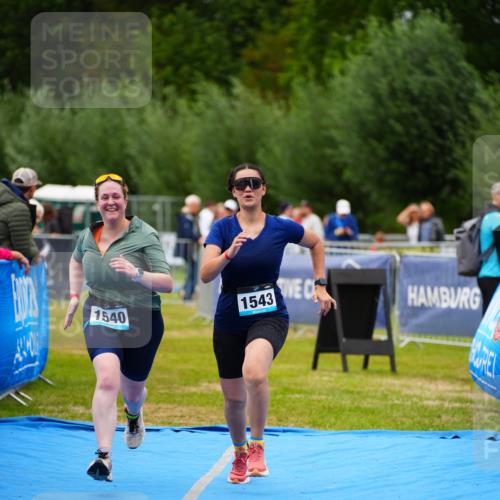 30.08.2026 - Elbe Triathlon Hamburg LAZAROV Photography http://msf.ph/oto/10067280 30.08.2026 12:22:56 Ziel 1540, 1543, 1711 meine-sportfotos.de
