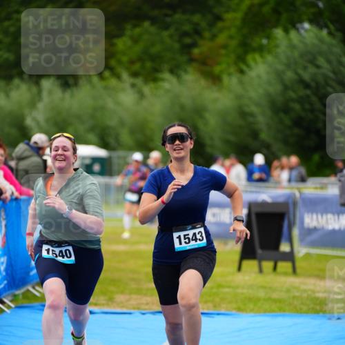 30.08.2026 - Elbe Triathlon Hamburg LAZAROV Photography http://msf.ph/oto/10067284 30.08.2026 12:22:56 Ziel 1540, 1543, 1711 meine-sportfotos.de
