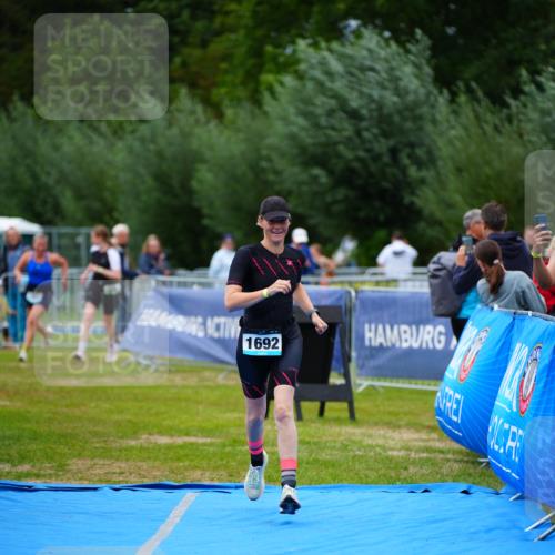 30.08.2026 - Elbe Triathlon Hamburg LAZAROV Photography http://msf.ph/oto/10067346 30.08.2026 12:23:15 Ziel 906, 1668, 1692 meine-sportfotos.de