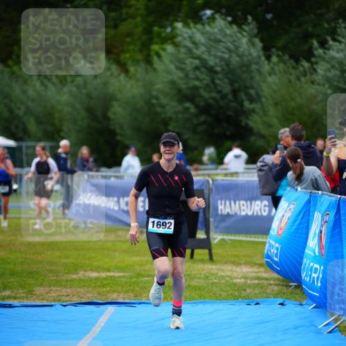 30.08.2026 - Elbe Triathlon Hamburg LAZAROV Photography http://msf.ph/oto/10067347 30.08.2026 12:23:15 Ziel 906, 1668, 1692 meine-sportfotos.de