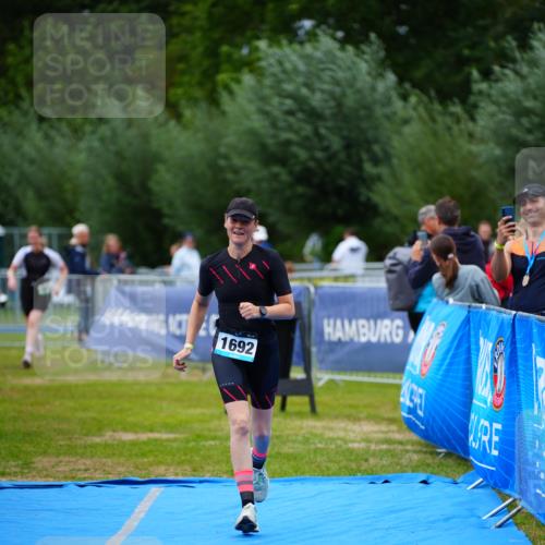 30.08.2026 - Elbe Triathlon Hamburg LAZAROV Photography http://msf.ph/oto/10067351 30.08.2026 12:23:15 Ziel 906, 1668, 1692 meine-sportfotos.de
