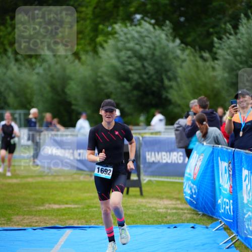 30.08.2026 - Elbe Triathlon Hamburg LAZAROV Photography http://msf.ph/oto/10067353 30.08.2026 12:23:15 Ziel 906, 1668, 1692 meine-sportfotos.de