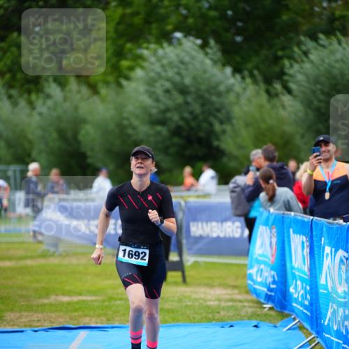 30.08.2026 - Elbe Triathlon Hamburg LAZAROV Photography http://msf.ph/oto/10067359 30.08.2026 12:23:16 Ziel 906, 1668, 1692 meine-sportfotos.de