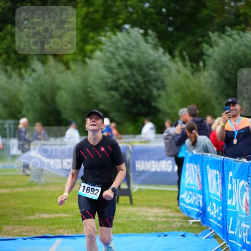 30.08.2026 - Elbe Triathlon Hamburg LAZAROV Photography http://msf.ph/oto/10067362 30.08.2026 12:23:16 Ziel 906, 1668, 1692 meine-sportfotos.de