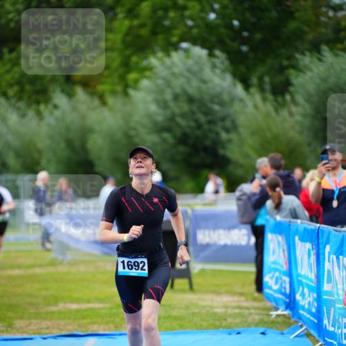30.08.2026 - Elbe Triathlon Hamburg LAZAROV Photography http://msf.ph/oto/10067366 30.08.2026 12:23:16 Ziel 906, 1668, 1692 meine-sportfotos.de