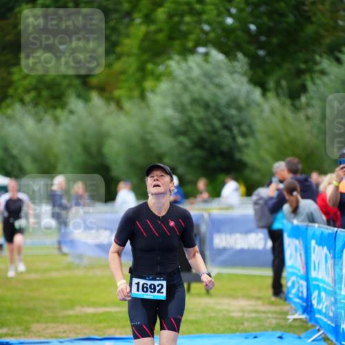 30.08.2026 - Elbe Triathlon Hamburg LAZAROV Photography http://msf.ph/oto/10067368 30.08.2026 12:23:16 Ziel 906, 1668, 1692 meine-sportfotos.de