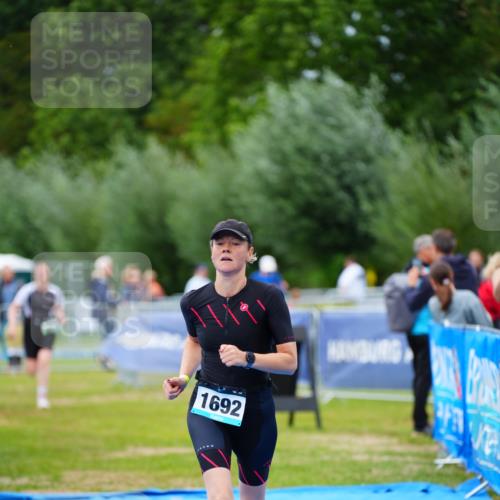 30.08.2026 - Elbe Triathlon Hamburg LAZAROV Photography http://msf.ph/oto/10067372 30.08.2026 12:23:16 Ziel 906, 1668, 1692 meine-sportfotos.de