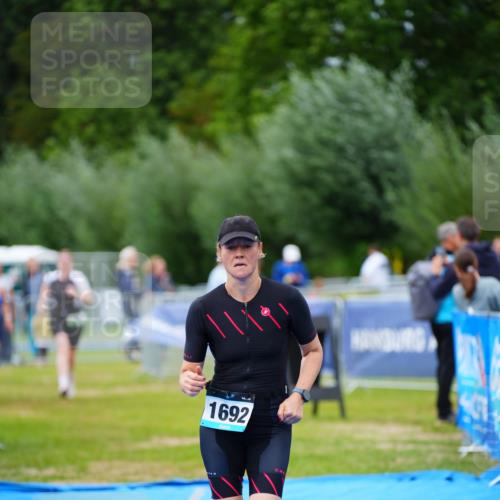 30.08.2026 - Elbe Triathlon Hamburg LAZAROV Photography http://msf.ph/oto/10067373 30.08.2026 12:23:17 Ziel 906, 1668, 1692 meine-sportfotos.de