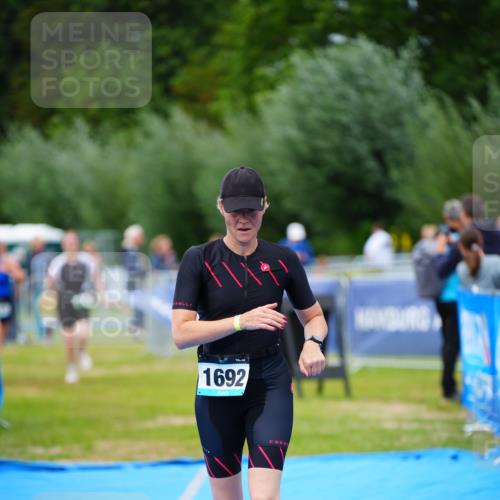 30.08.2026 - Elbe Triathlon Hamburg LAZAROV Photography http://msf.ph/oto/10067376 30.08.2026 12:23:17 Ziel 906, 1668, 1692 meine-sportfotos.de