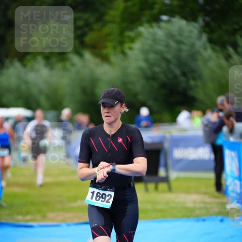 30.08.2026 - Elbe Triathlon Hamburg LAZAROV Photography http://msf.ph/oto/10067380 30.08.2026 12:23:17 Ziel 906, 1668, 1692 meine-sportfotos.de