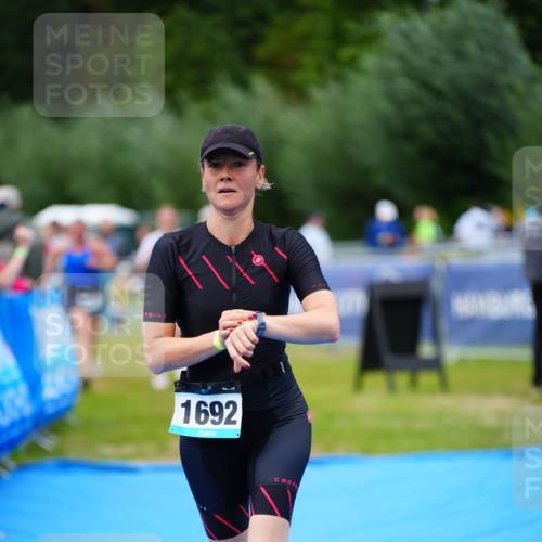 30.08.2026 - Elbe Triathlon Hamburg LAZAROV Photography http://msf.ph/oto/10067382 30.08.2026 12:23:18 Ziel 906, 1668, 1692 meine-sportfotos.de