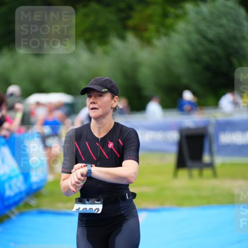 30.08.2026 - Elbe Triathlon Hamburg LAZAROV Photography http://msf.ph/oto/10067385 30.08.2026 12:23:18 Ziel 906, 1668, 1692 meine-sportfotos.de