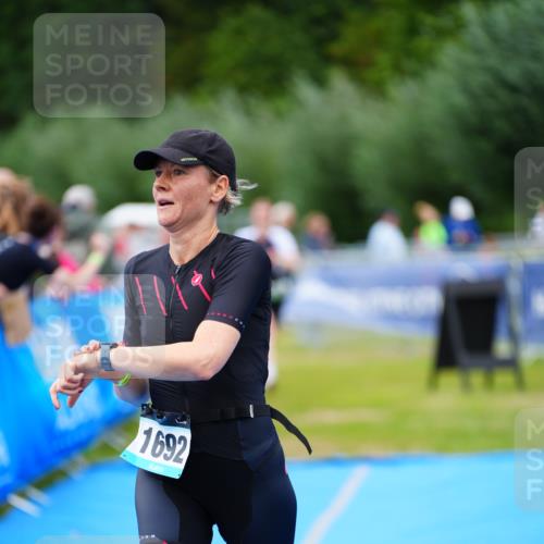 30.08.2026 - Elbe Triathlon Hamburg LAZAROV Photography http://msf.ph/oto/10067389 30.08.2026 12:23:18 Ziel 906, 1668, 1692 meine-sportfotos.de