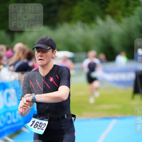 30.08.2026 - Elbe Triathlon Hamburg LAZAROV Photography http://msf.ph/oto/10067392 30.08.2026 12:23:18 Ziel 906, 1668, 1692 meine-sportfotos.de