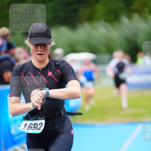 30.08.2026 - Elbe Triathlon Hamburg LAZAROV Photography http://msf.ph/oto/10067394 30.08.2026 12:23:18 Ziel 906, 1668, 1692 meine-sportfotos.de