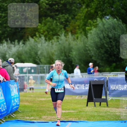 30.08.2026 - Elbe Triathlon Hamburg LAZAROV Photography http://msf.ph/oto/10067519 30.08.2026 12:24:23 Ziel 1719 meine-sportfotos.de