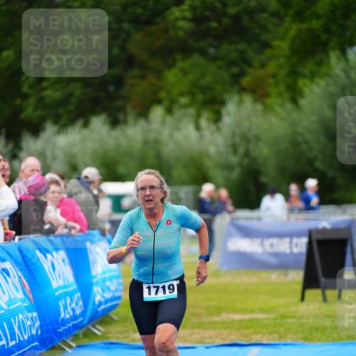 30.08.2026 - Elbe Triathlon Hamburg LAZAROV Photography http://msf.ph/oto/10067546 30.08.2026 12:24:25 Ziel 925, 1719 meine-sportfotos.de