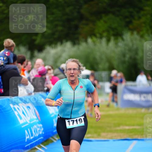 30.08.2026 - Elbe Triathlon Hamburg LAZAROV Photography http://msf.ph/oto/10067554 30.08.2026 12:24:26 Ziel 925, 1672, 1719 meine-sportfotos.de