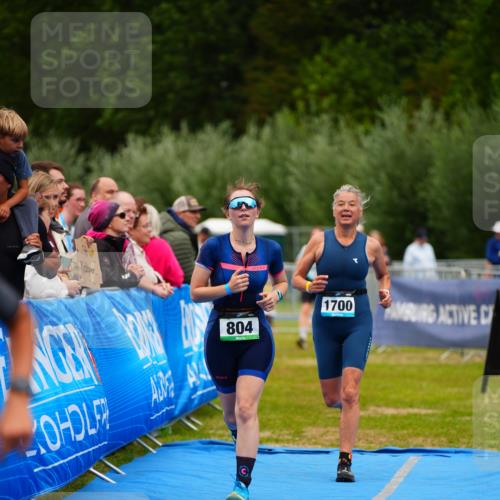 30.08.2026 - Elbe Triathlon Hamburg LAZAROV Photography http://msf.ph/oto/10067606 30.08.2026 12:24:35 Ziel 804, 925, 1672, 1700 meine-sportfotos.de