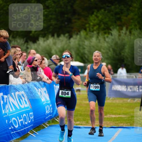 30.08.2026 - Elbe Triathlon Hamburg LAZAROV Photography http://msf.ph/oto/10067611 30.08.2026 12:24:35 Ziel 804, 925, 1672, 1700 meine-sportfotos.de