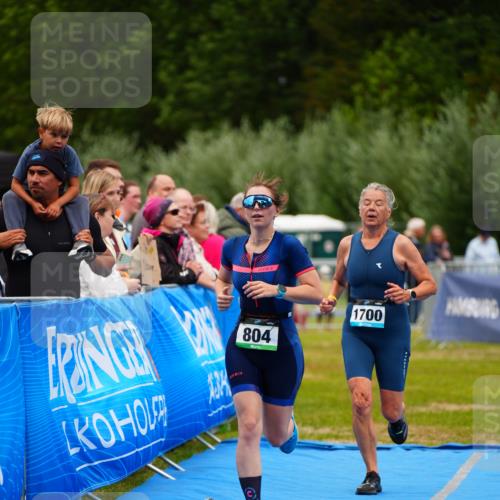 30.08.2026 - Elbe Triathlon Hamburg LAZAROV Photography http://msf.ph/oto/10067613 30.08.2026 12:24:35 Ziel 804, 925, 1672, 1700 meine-sportfotos.de