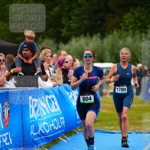 30.08.2026 - Elbe Triathlon Hamburg LAZAROV Photography http://msf.ph/oto/10067616 30.08.2026 12:24:36 Ziel 804, 925, 1672, 1700 meine-sportfotos.de