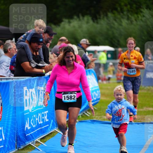 30.08.2026 - Elbe Triathlon Hamburg LAZAROV Photography http://msf.ph/oto/10067799 30.08.2026 12:25:34 Ziel 1582, 1585, 1636 meine-sportfotos.de