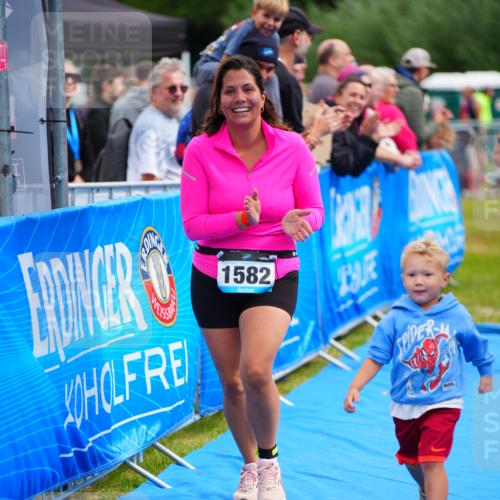 30.08.2026 - Elbe Triathlon Hamburg LAZAROV Photography http://msf.ph/oto/10067815 30.08.2026 12:25:35 Ziel 1582, 1585, 1636 meine-sportfotos.de