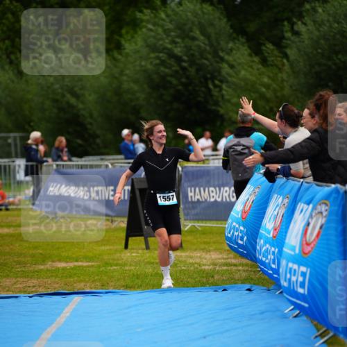 30.08.2026 - Elbe Triathlon Hamburg LAZAROV Photography http://msf.ph/oto/10067944 30.08.2026 12:26:17 Ziel 1557 meine-sportfotos.de