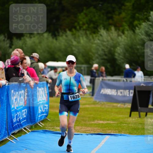 30.08.2026 - Elbe Triathlon Hamburg LAZAROV Photography http://msf.ph/oto/10068103 30.08.2026 12:26:50 Ziel 1628 meine-sportfotos.de