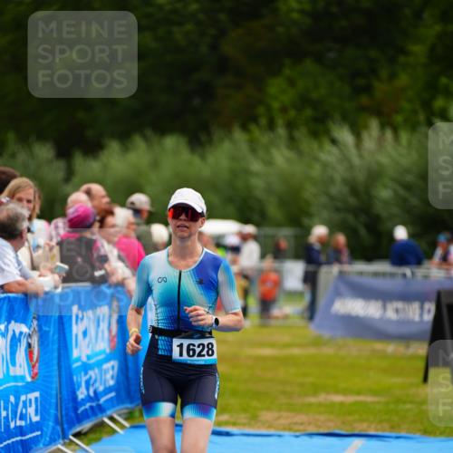 30.08.2026 - Elbe Triathlon Hamburg LAZAROV Photography http://msf.ph/oto/10068112 30.08.2026 12:26:51 Ziel 1628 meine-sportfotos.de