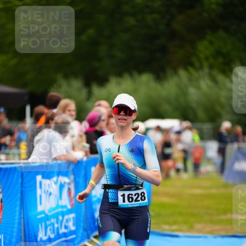 30.08.2026 - Elbe Triathlon Hamburg LAZAROV Photography http://msf.ph/oto/10068123 30.08.2026 12:26:51 Ziel 1628 meine-sportfotos.de
