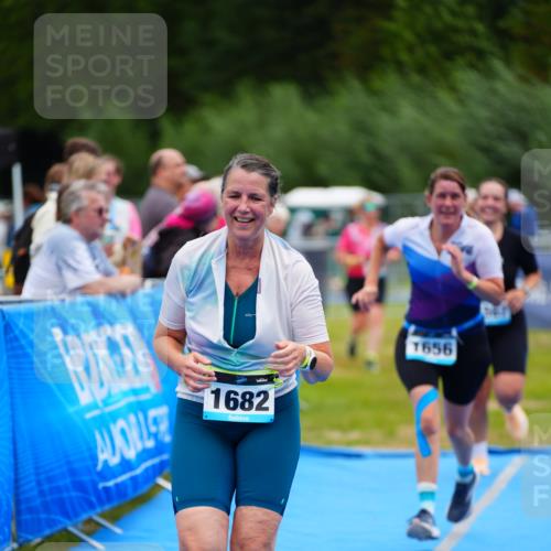 30.08.2026 - Elbe Triathlon Hamburg LAZAROV Photography http://msf.ph/oto/10068435 30.08.2026 12:27:52 Ziel 1567, 1656, 1661, 1682 meine-sportfotos.de