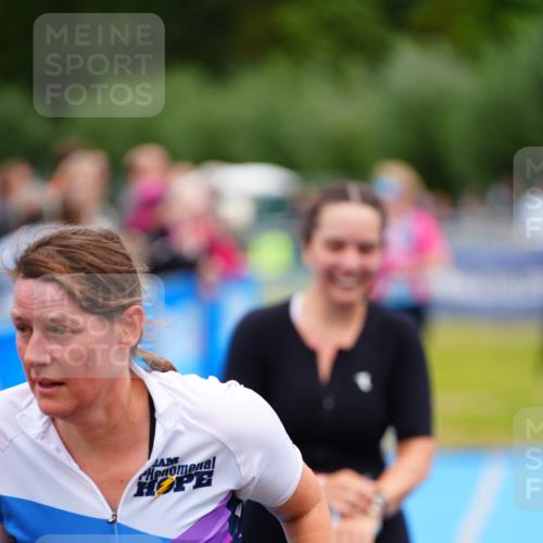 30.08.2026 - Elbe Triathlon Hamburg LAZAROV Photography http://msf.ph/oto/10068462 30.08.2026 12:27:57 Ziel 1567, 1656, 1661 meine-sportfotos.de