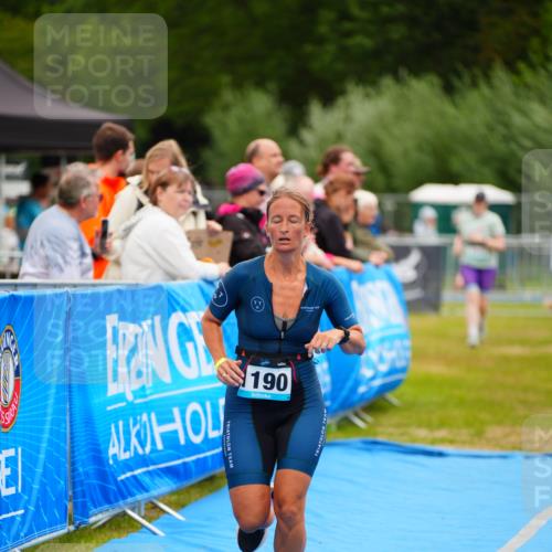 30.08.2026 - Elbe Triathlon Hamburg LAZAROV Photography http://msf.ph/oto/10068511 30.08.2026 12:28:06 Ziel 1190 meine-sportfotos.de