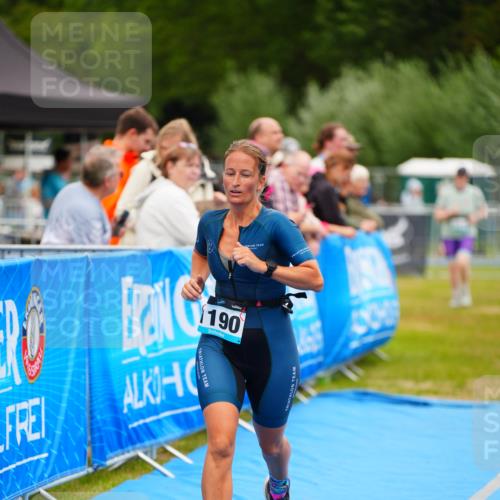 30.08.2026 - Elbe Triathlon Hamburg LAZAROV Photography http://msf.ph/oto/10068514 30.08.2026 12:28:07 Ziel 1190 meine-sportfotos.de