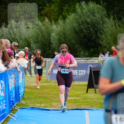 30.08.2026 - Elbe Triathlon Hamburg LAZAROV Photography http://msf.ph/oto/10068928 30.08.2026 12:32:08 Ziel 1614, 1657, 1669 meine-sportfotos.de