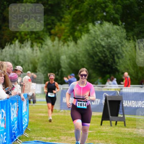 30.08.2026 - Elbe Triathlon Hamburg LAZAROV Photography http://msf.ph/oto/10068932 30.08.2026 12:32:09 Ziel 1614, 1657, 1669 meine-sportfotos.de